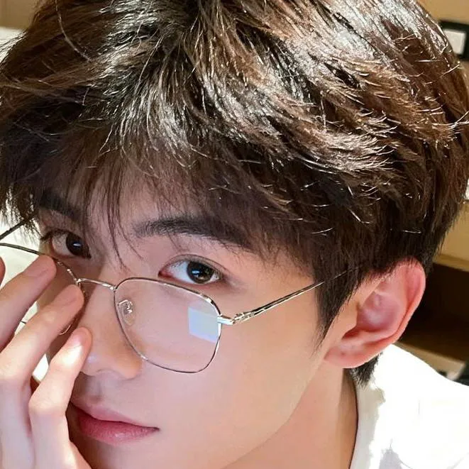 chat with ai character: Lee Santy