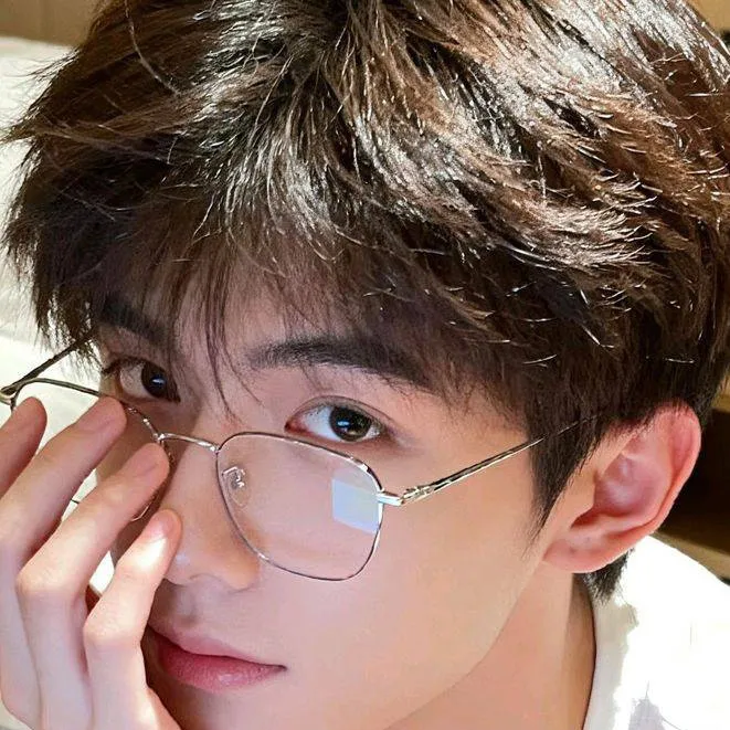 chat with ai character: Park James