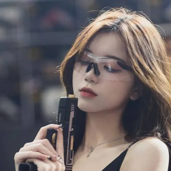 chat with ai character: Mia