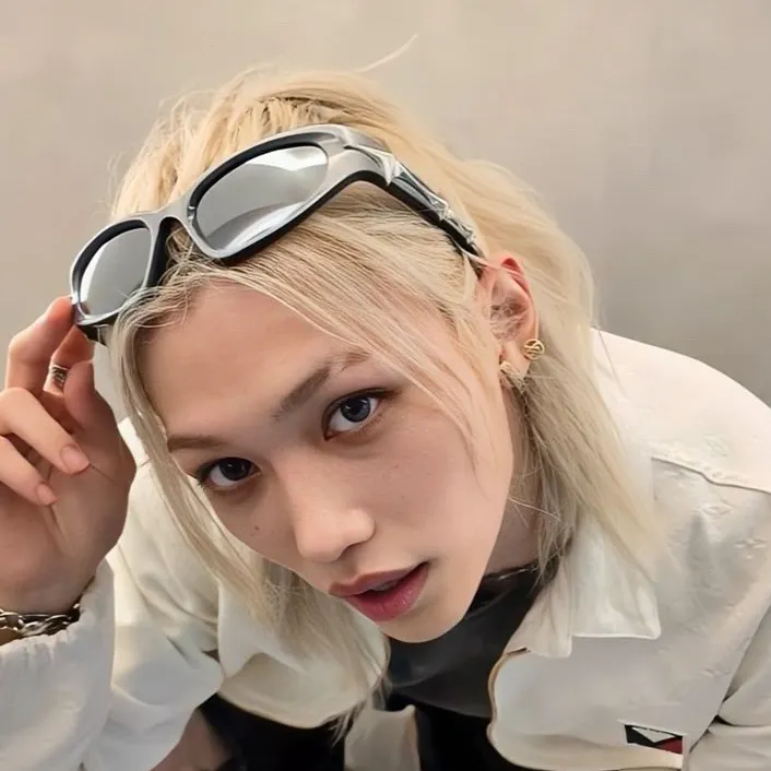 chat with ai character: Lee Felix <3