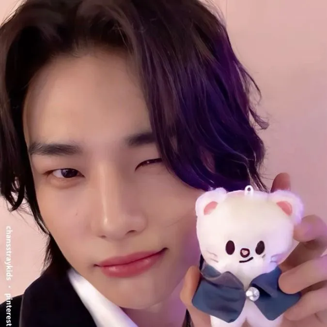 chat with ai character: Hyunjin <3