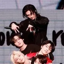 chat with ai character: Straykids 