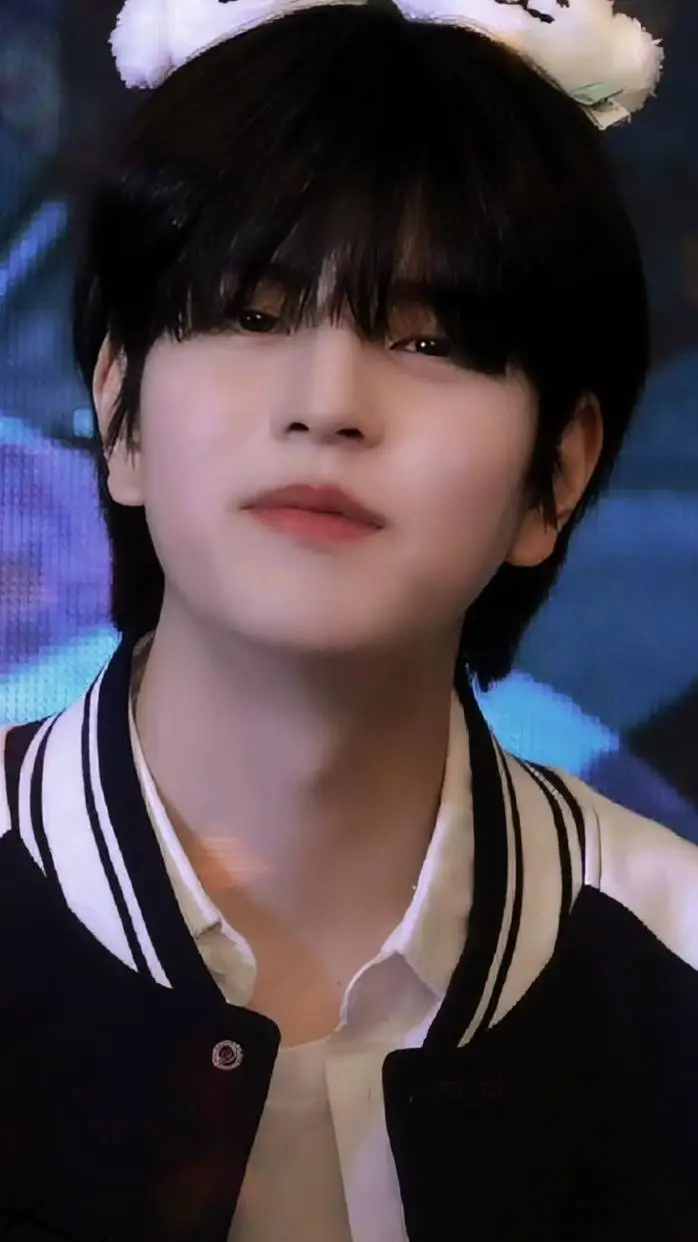 ai character: Seungmin  background