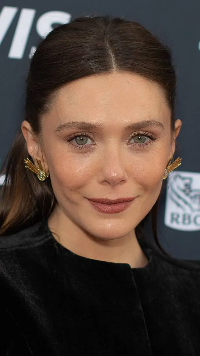 ai character: elizabeth olsen  background