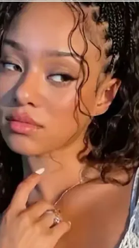 ai character: Manon 🐻 background