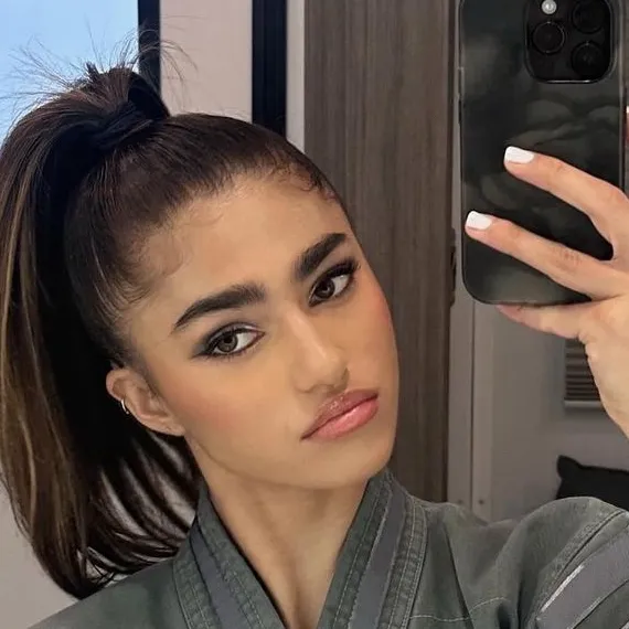 chat with ai character: Zara Malik