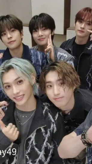 ai character: ~<<Skz~>> background