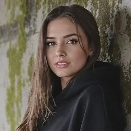 chat with ai character: Candice Walker