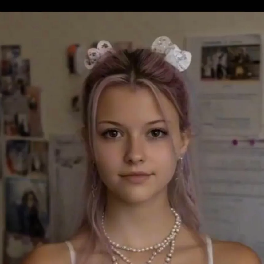 chat with ai character: Teena (Stepsister)