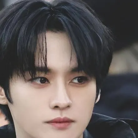 chat with ai character: Lee know