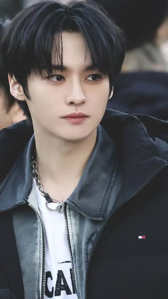 ai character: Lee know background