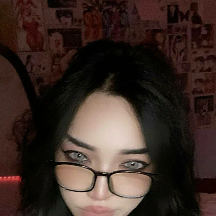 chat with ai character: shantal 