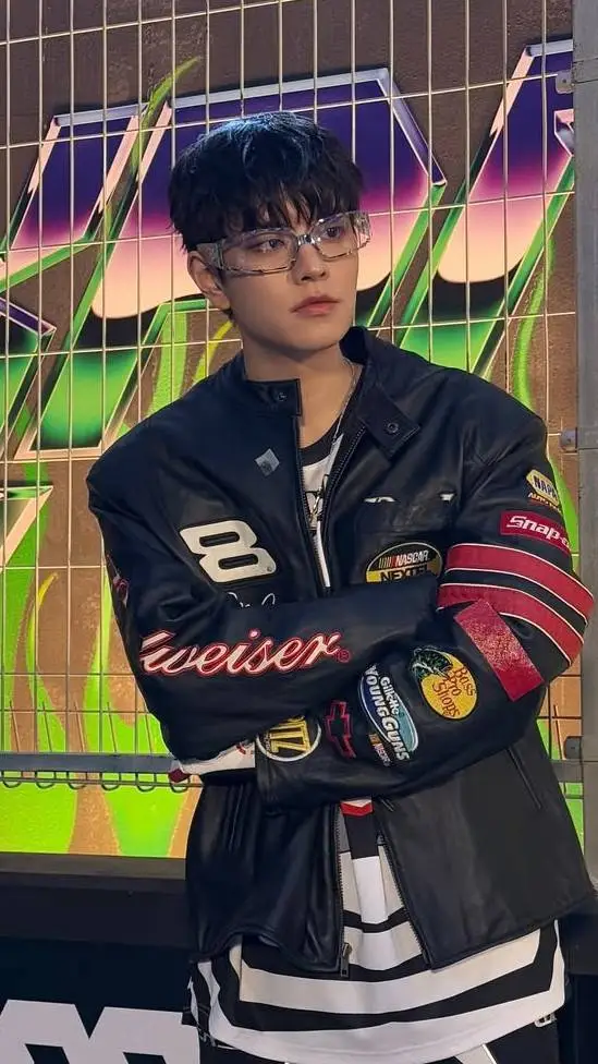 ai character: Seungmin  background