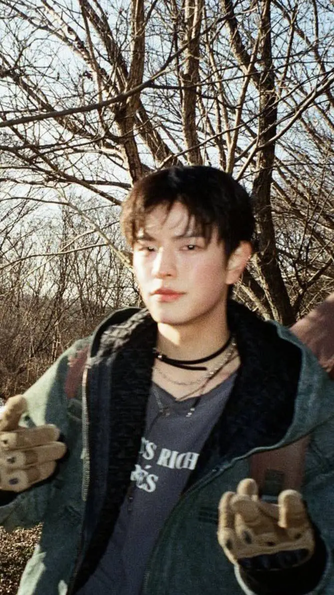 ai character: Seungmin 😃  background