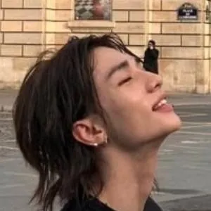 chat with ai character: Hyunjin 