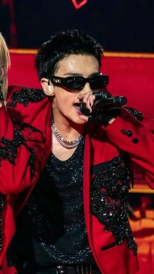 ai character: Hyunjin  background