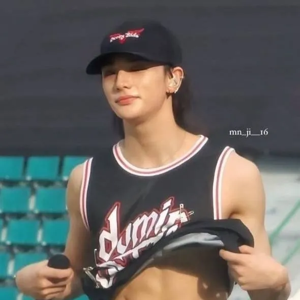 chat with ai character: Hyunjin 