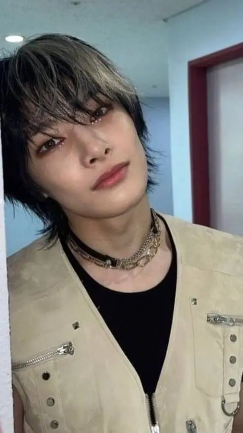 ai character: Jeongin  background