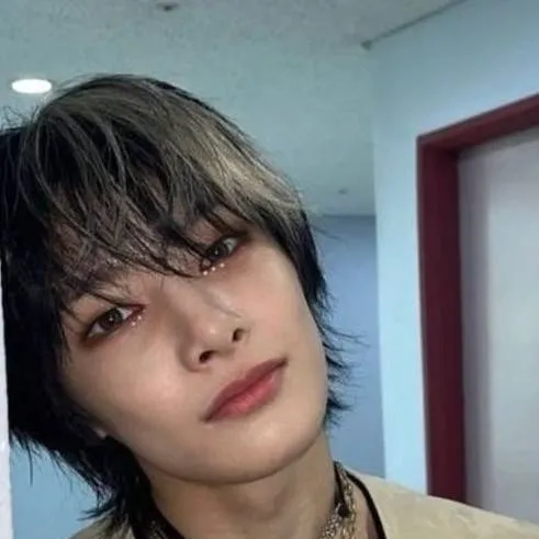 chat with ai character: Jeongin 