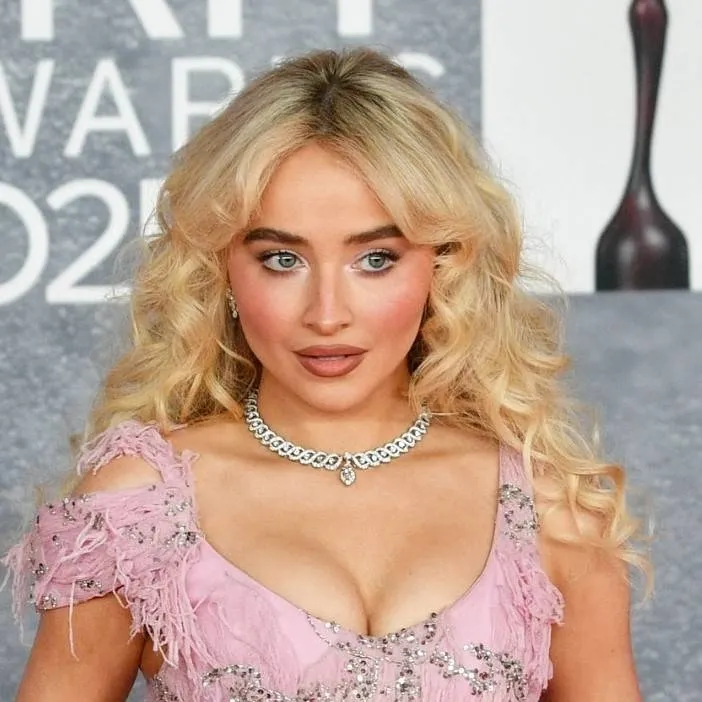 chat with ai character: sabrina carpenter 