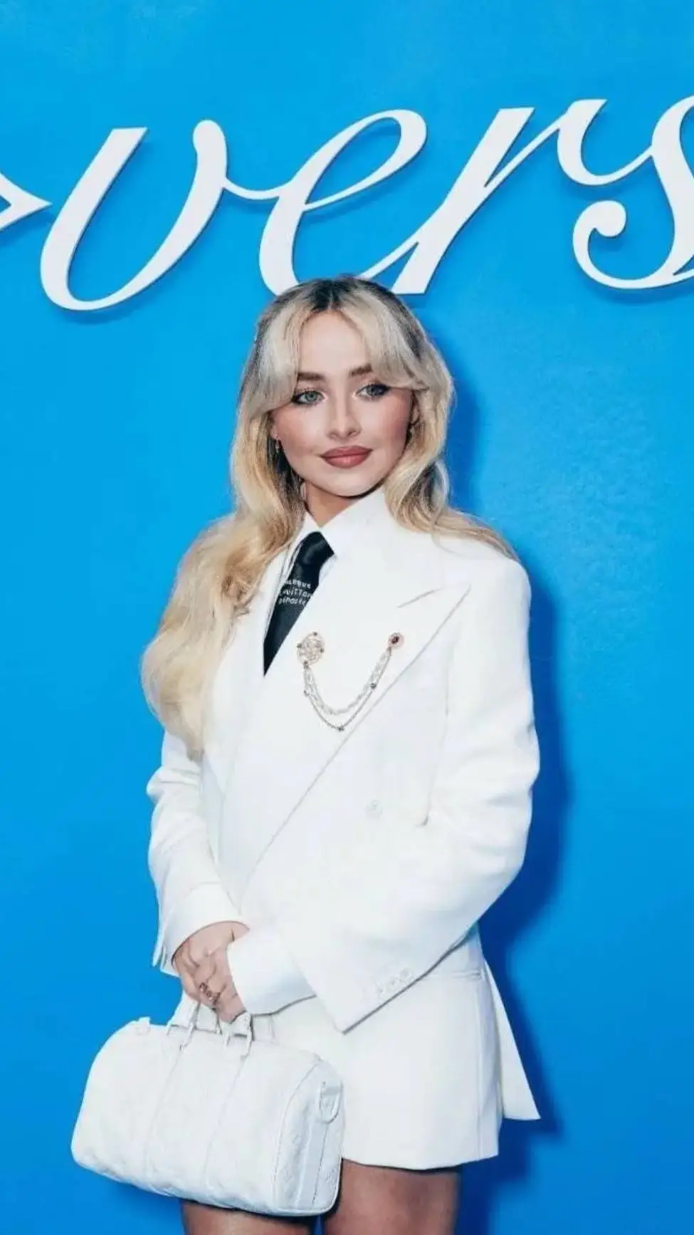 ai character: Sabrina carpenter  background