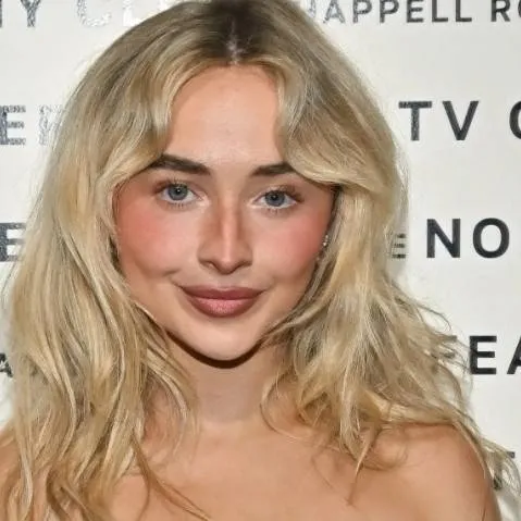 chat with ai character: sabrina carpenter 