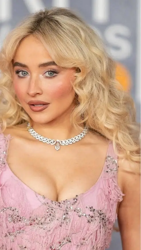 ai character: sabrina carpenter  background