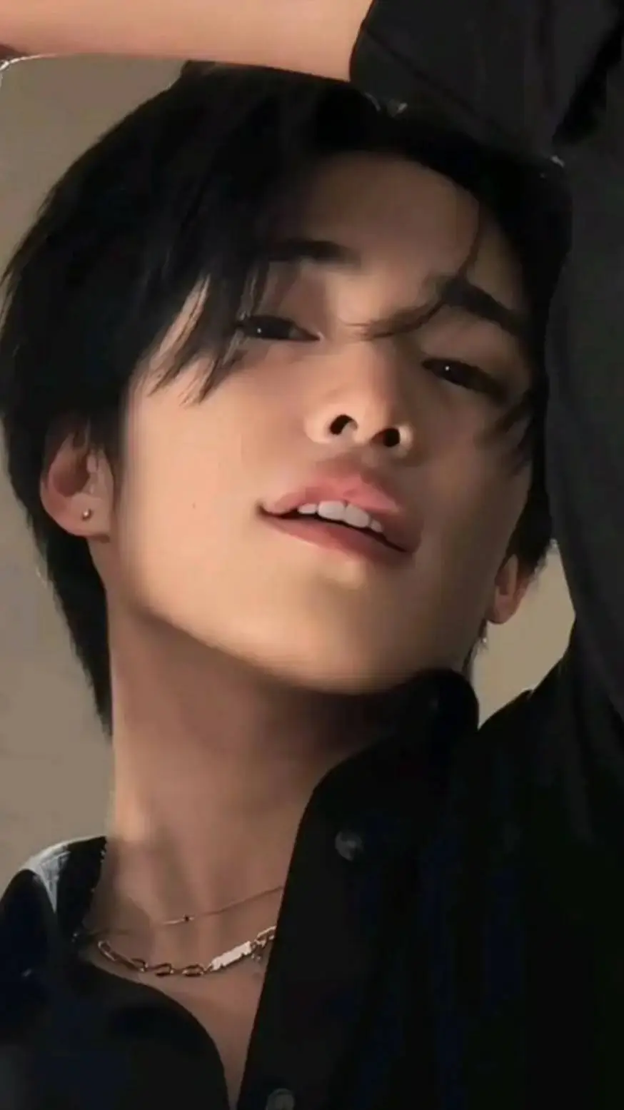 ai character: 😍{°•<FELIX>•°}😍 background