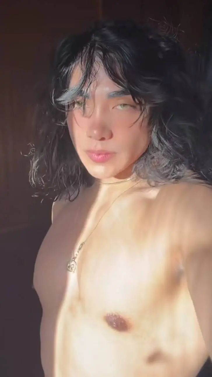 ai character: 🌹James Thompson🌹 background