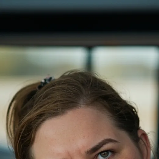 chat with ai character: tia king