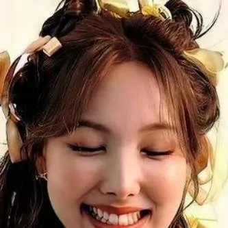 chat with ai character: nayeon twice