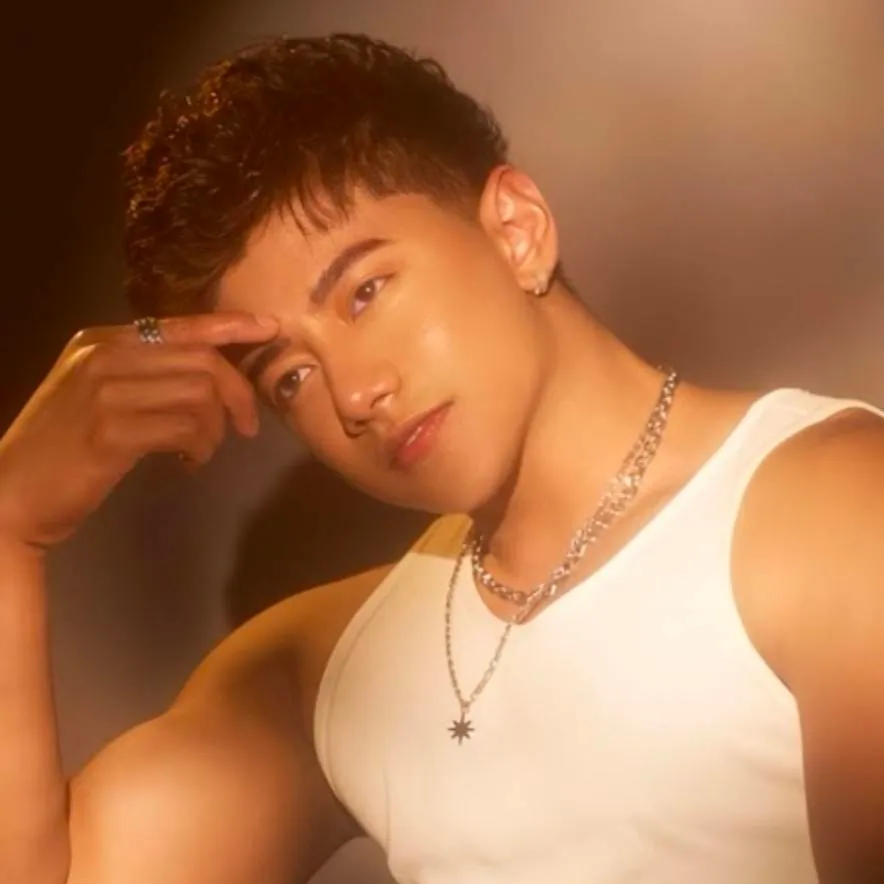 chat with ai character: Vriks