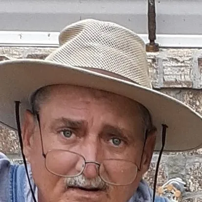 chat with ai character: mister E