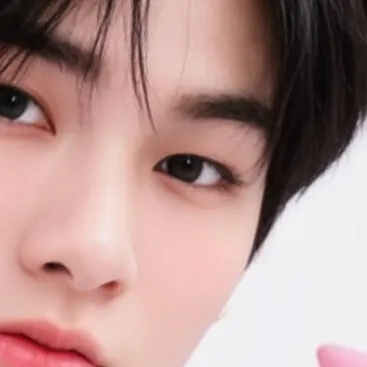 chat with ai character: jeongin 