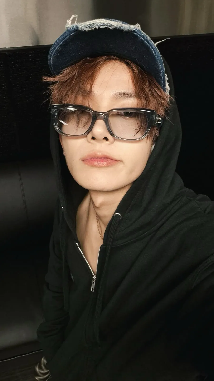 ai character: Lee Heeseung  background