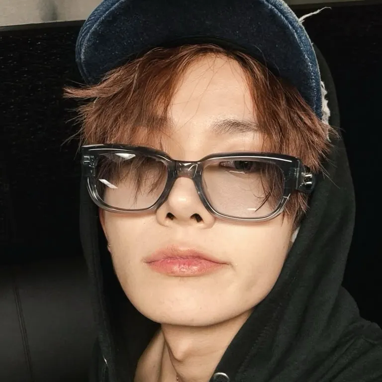 chat with ai character: Lee Heeseung 