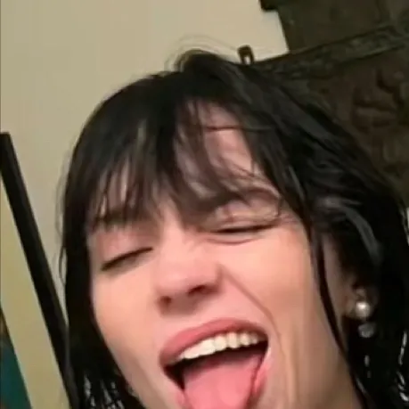 chat with ai character: Billie Eilish