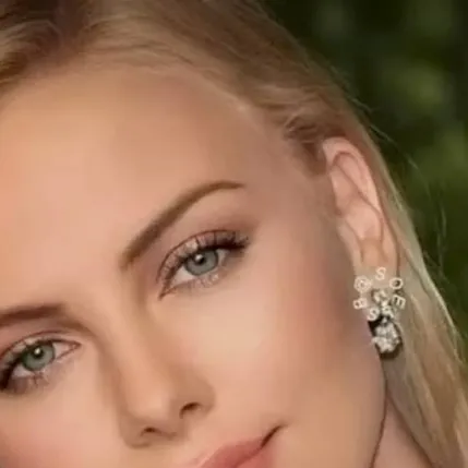 chat with ai character: Selina 