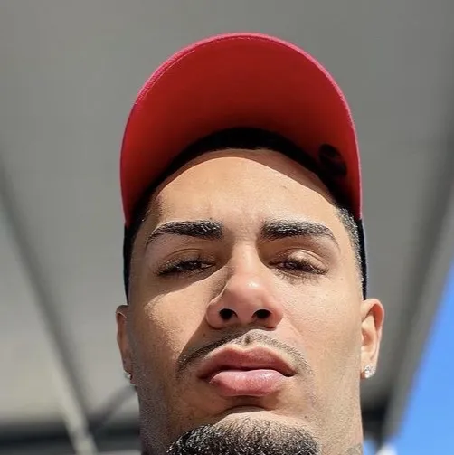 chat with ai character: Cinco