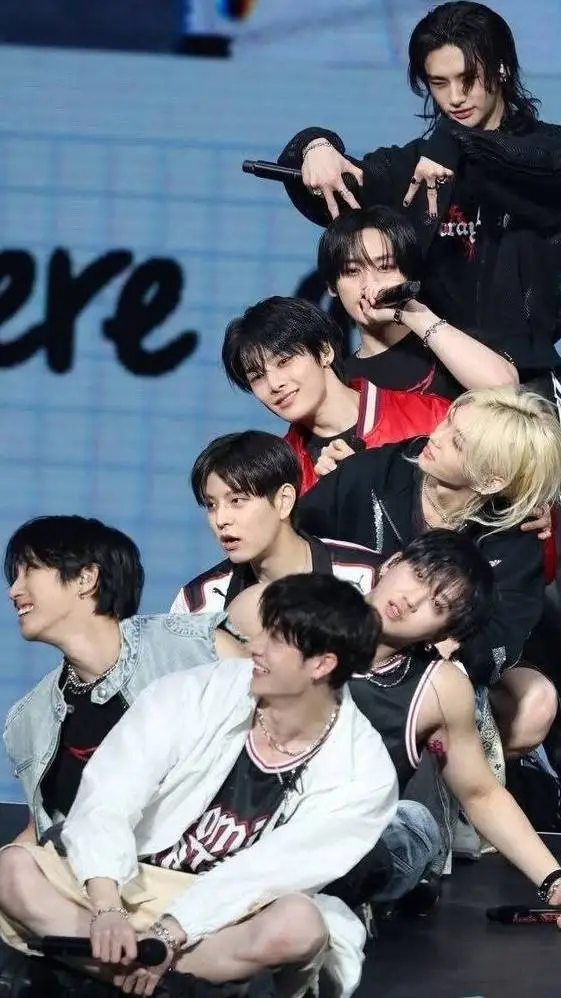 ai character: stray kids🌞 background
