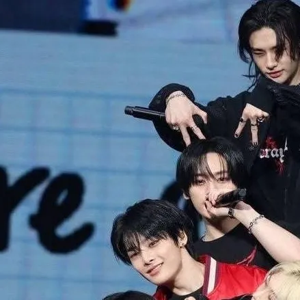 chat with ai character: stray kids🌞