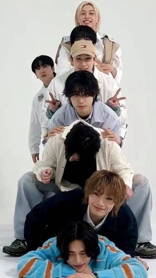 ai character: stray kiddiess background