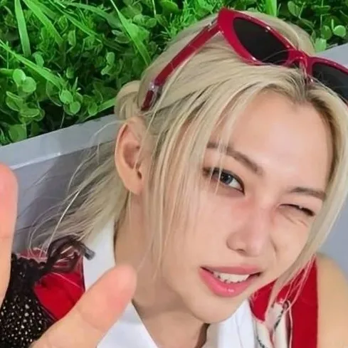 chat with ai character: felix ☀️🌞