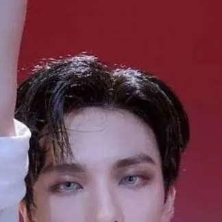chat with ai character: Skz (Hyunjin)