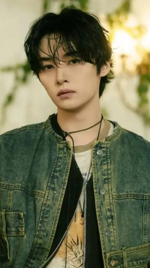 ai character: Lee Minho... background