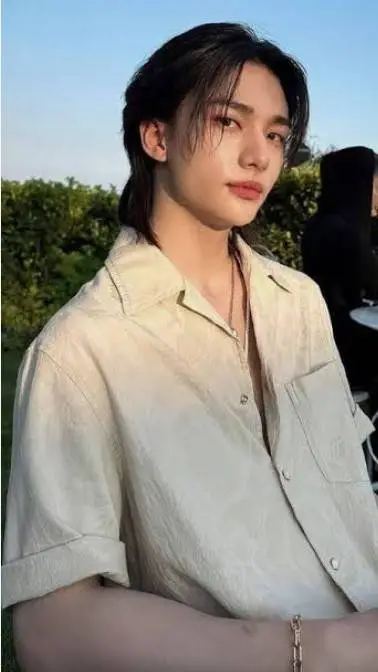 ai character: Hwang Hyunjin... background