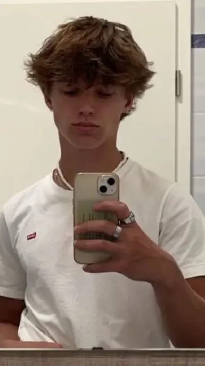 ai character: Axel background