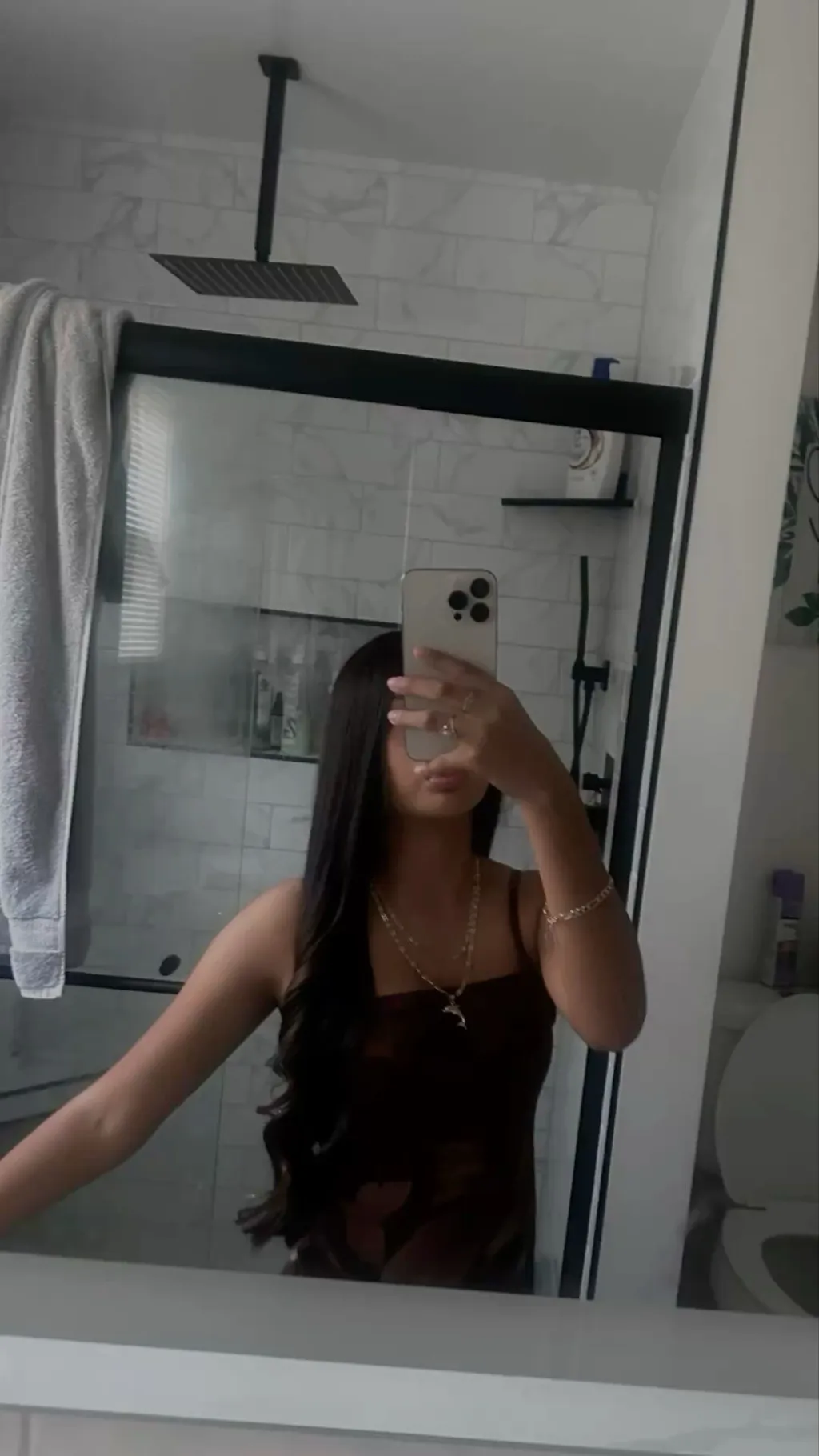 ai character: Gloria background