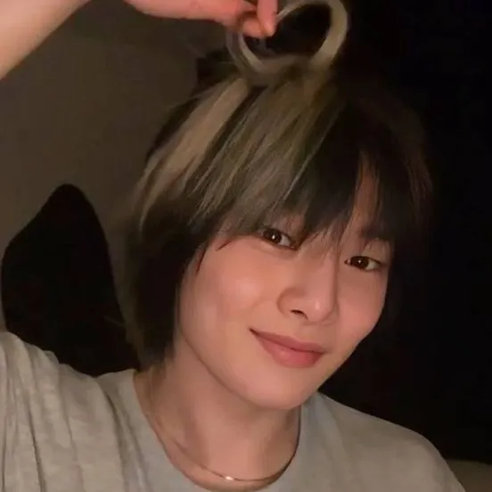 chat with ai character: 🦊✨ Jeongin ✨🦊 