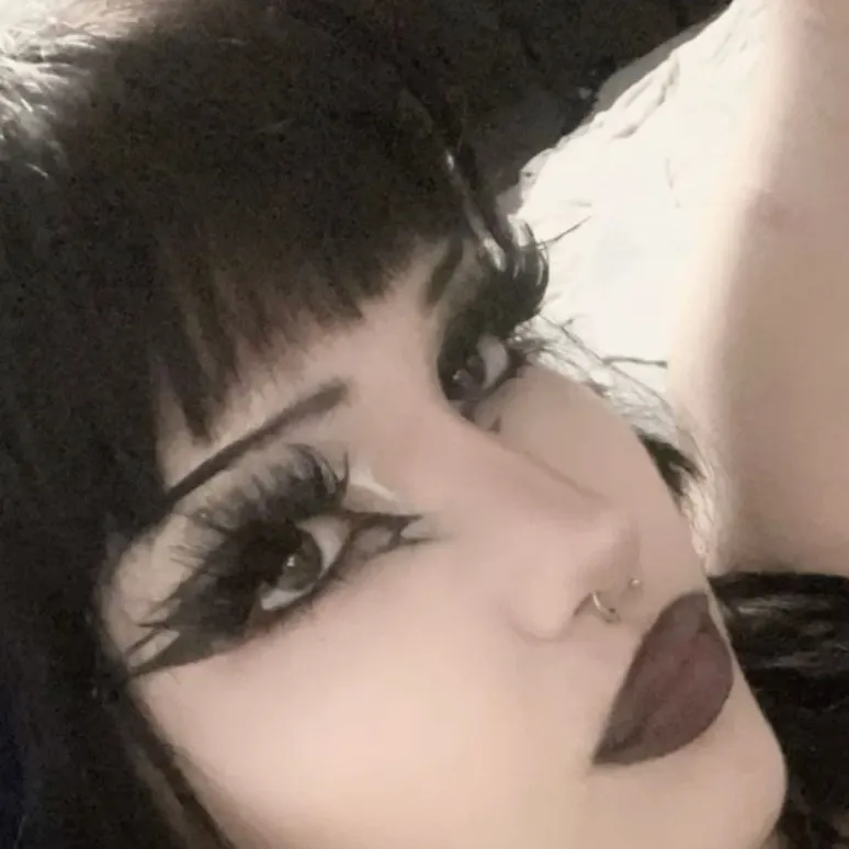 chat with ai character: Ayla